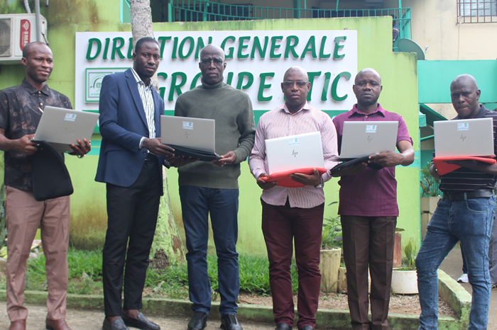 Renforcement des Capacités : Le PDG du Groupe ETIC dote les équipes pédagogiques et administratives de nouveaux ordinateurs portables